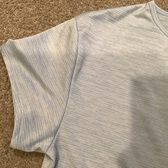 Women’s Light Blue Under Armour Top Loose Open Back Size M EUC - Picture 4 of 8